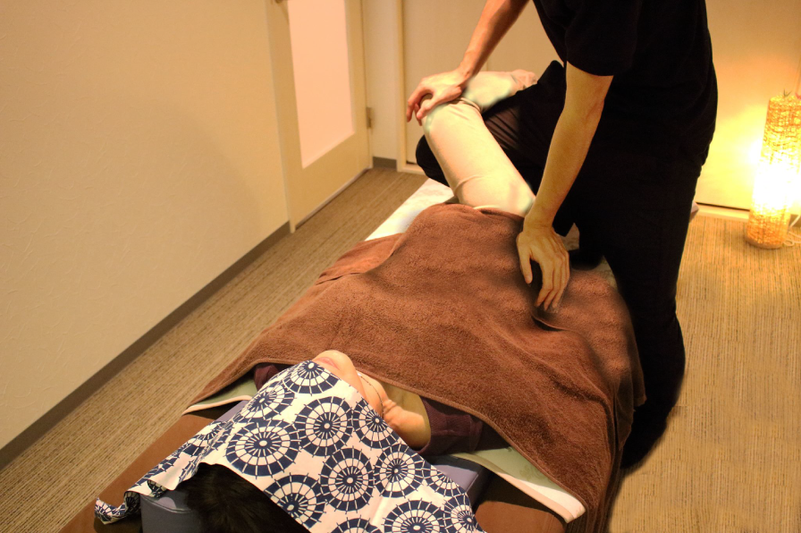 豊中・緑地公園の整体院『癒し整体院 くつろぎ』の施術写真